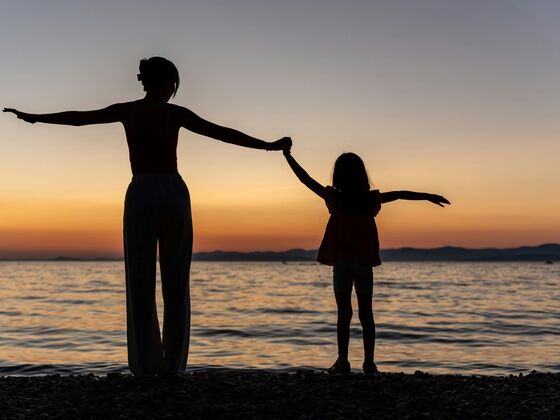 Auberge des îles - Saguenay Lac Saint-Jean - Family sunset by the lake
