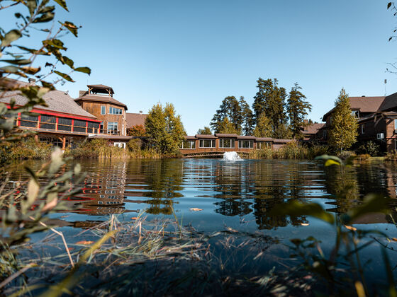 Auberge du Lac Taureau - Lanaudière - pond and condos