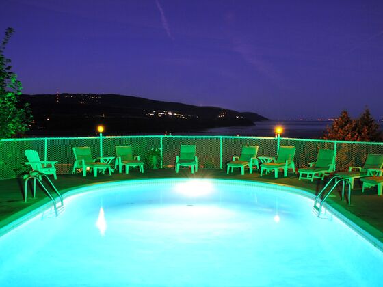 Auberge des falaises - Charlevoix - Panoramic pool at night