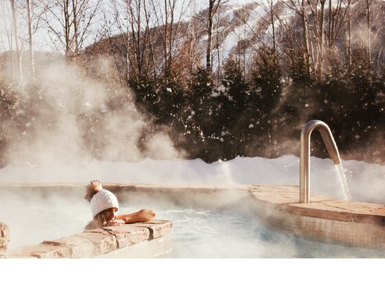 Hôtel Château-Bromont - Eastern Townships - Relaxing at the pool