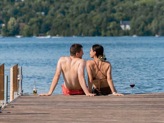 Entourage-sur-le-Lac Resort - Québec - Couple at the lake