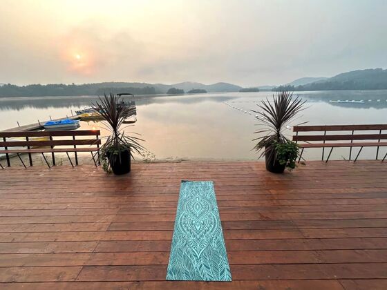 Le Grand Lodge Mont-Tremblant - Laurentians - Yoga by the lake
