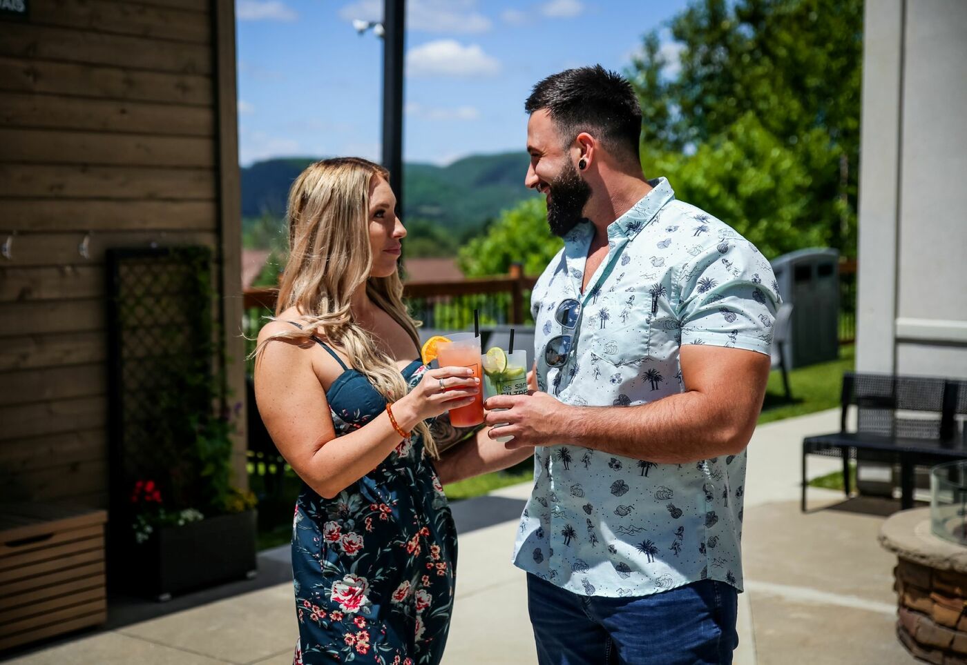 AX Hôtel - Laurentides - couple at Les Sans Filtres coffee-bar