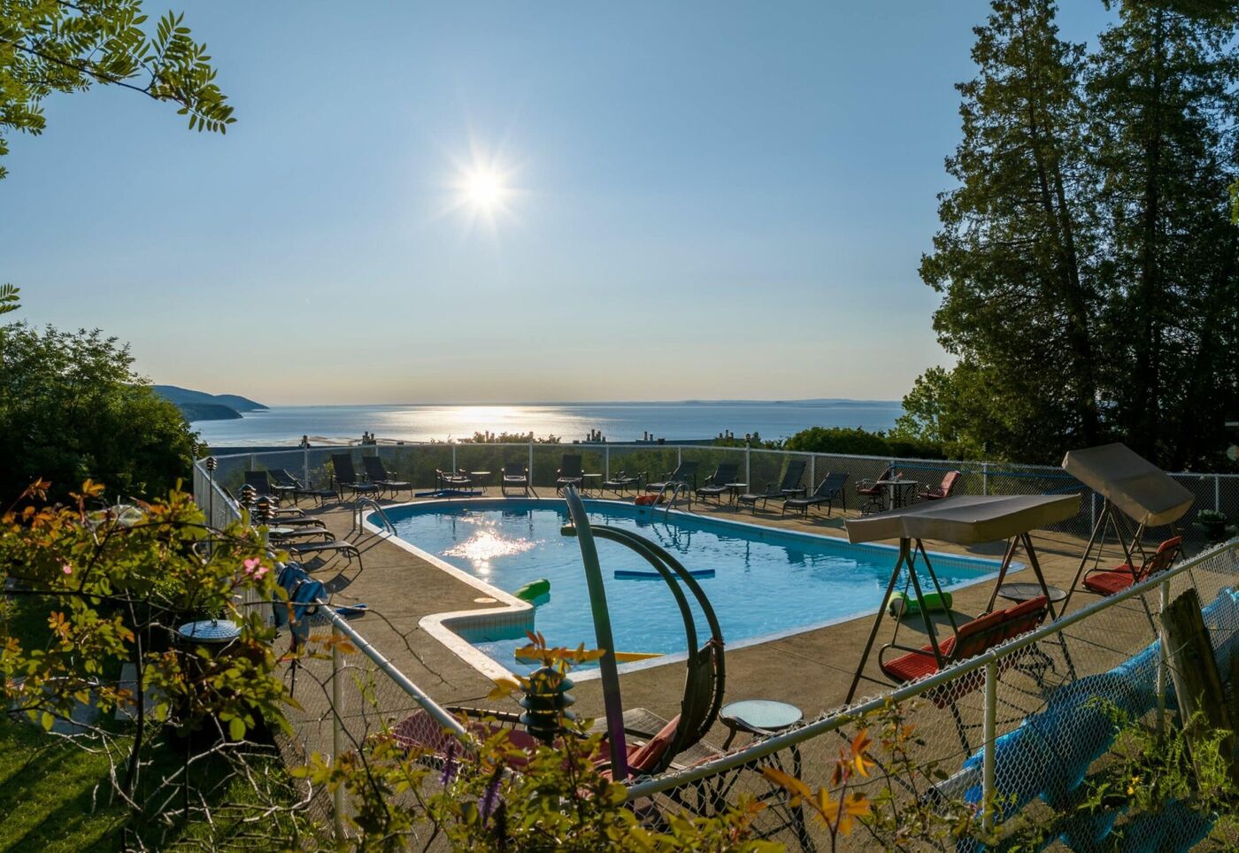 Auberge des Falaises - Charlevoix - Amazing view on the river from the outside pool