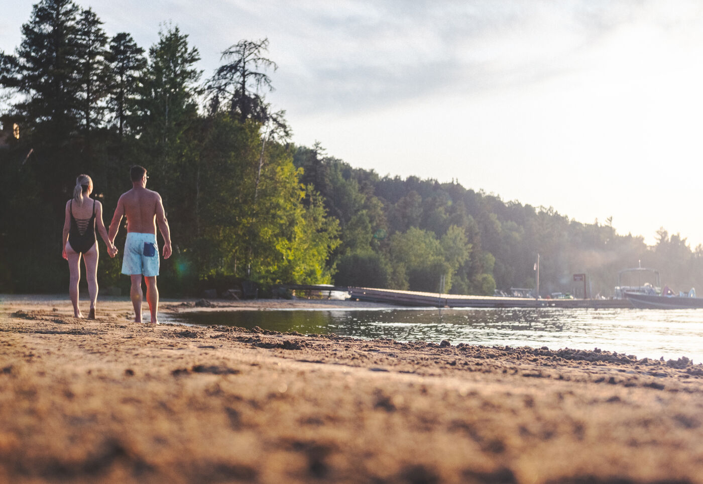 Auberge de Lac Taureau - Lanaudière - couple plage été