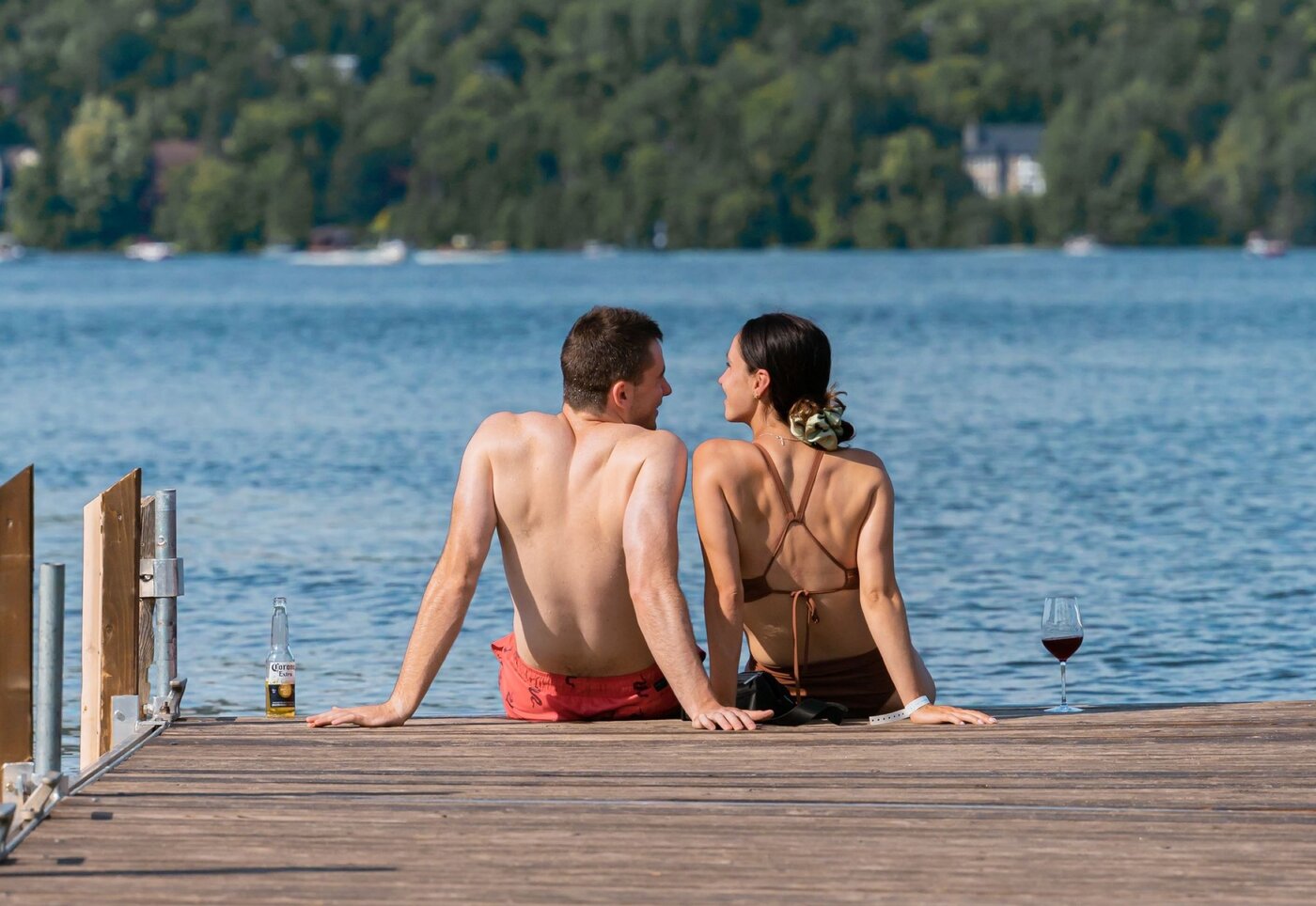 Entourage-sur-le-Lac Resort - Québec - Couple at the lake