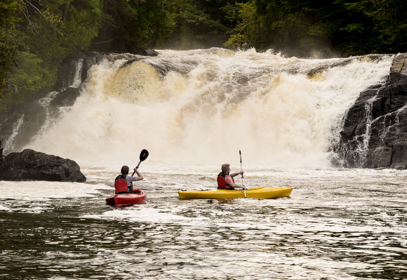 Le Baluchon Éco-villégiature - Mauricie - kayak devant les chutes