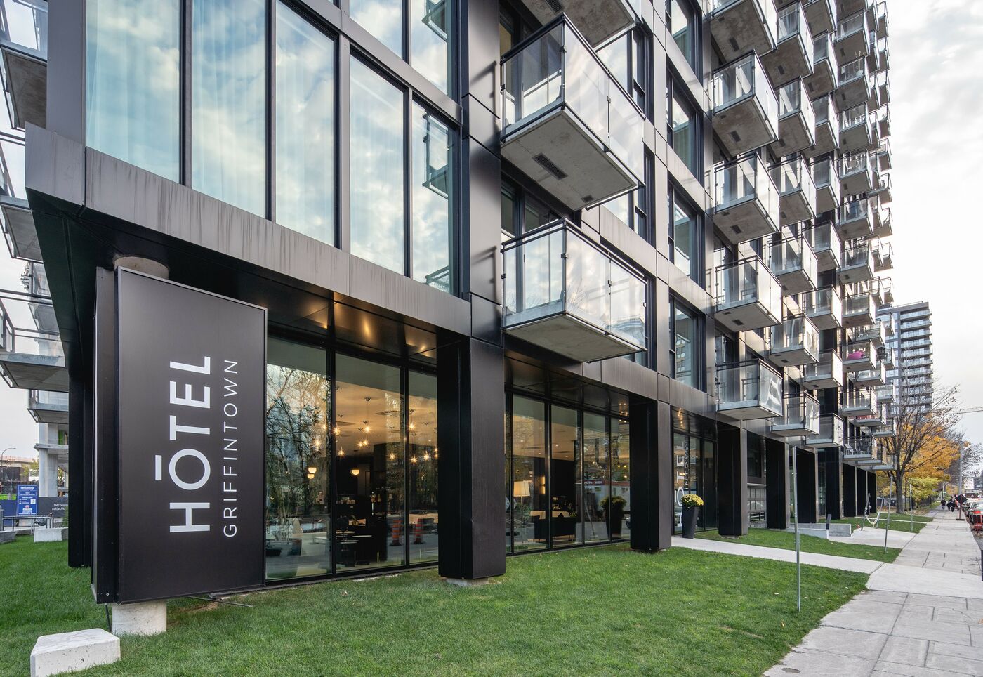 Hôtel Griffintown - Montreal - front view of the hotel