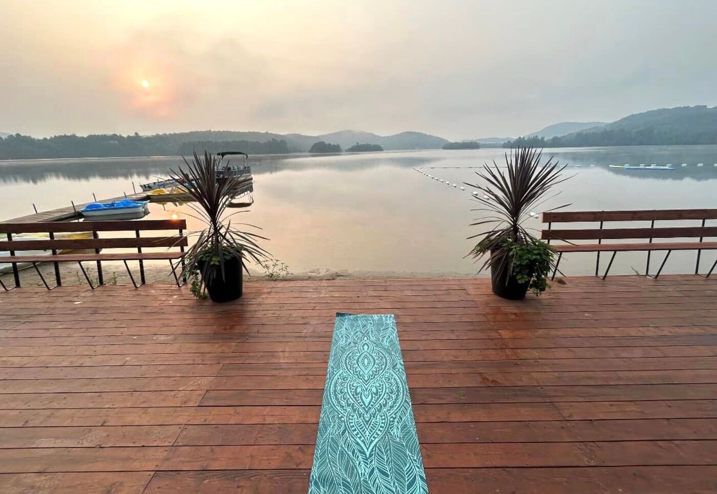 Le Grand Lodge Mont-Tremblant - Laurentians - Yoga by the lake