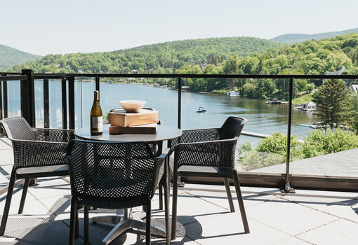 Entourage sur-le-Lac Resort - Québec - Relaxing by the lake