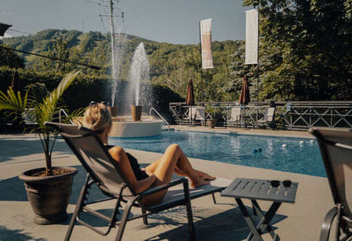 Hôtel Château-Bromont - Eastern Townships - Relaxing at the pool