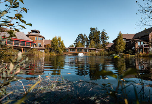 Auberge du Lac Taureau - Lanaudière - pond and condos