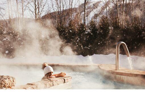 Hôtel Château-Bromont - Eastern Townships - Relaxing at the pool