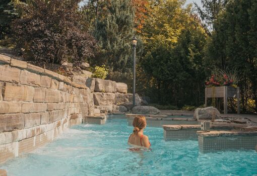 Hôtel Château-Bromont - Eastern Townships - Relaxing at the pool