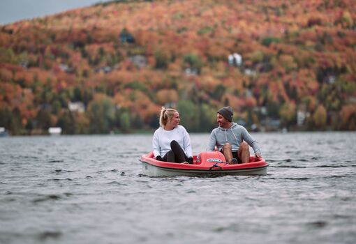 Entourage sur-le-Lac Resort - Québec - Relaxing by the lake